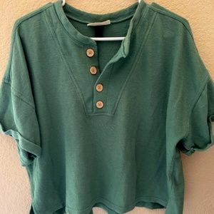 Large Universal Threads cropped shirt
